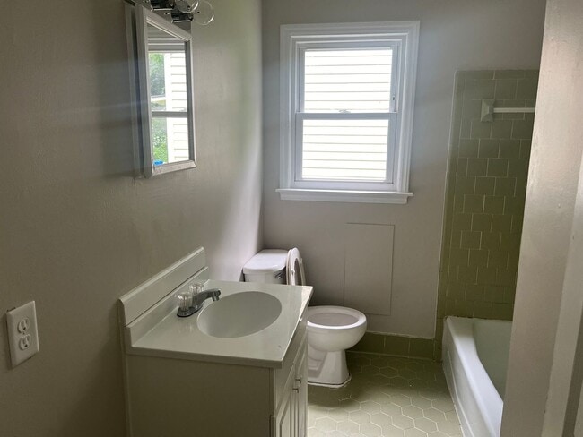 Building Photo - Renovated 2 Bedroom House