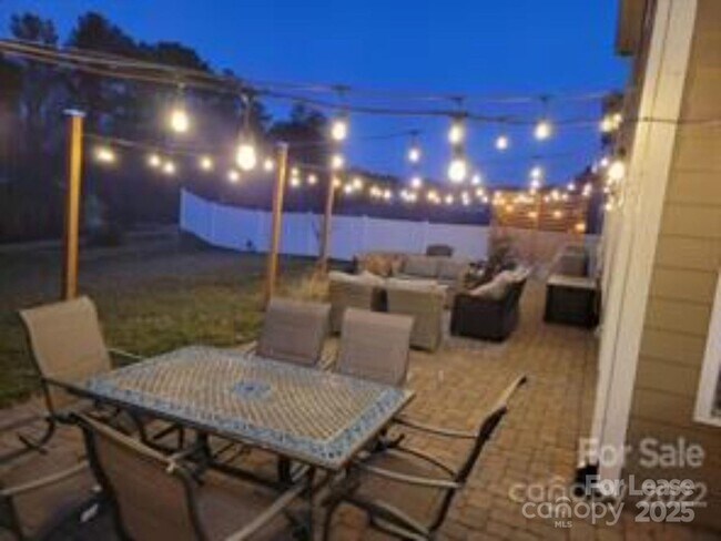 Building Photo - 3044 Spinner Ct