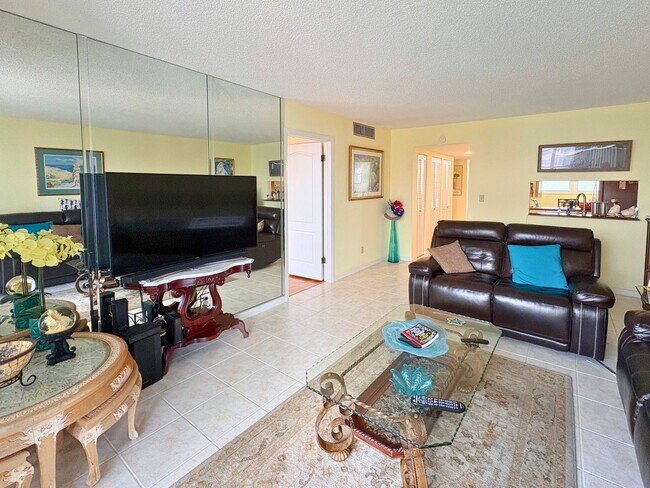 Building Photo - Calling All Snowbirds! 2-Bed, 2-Bath Condo...