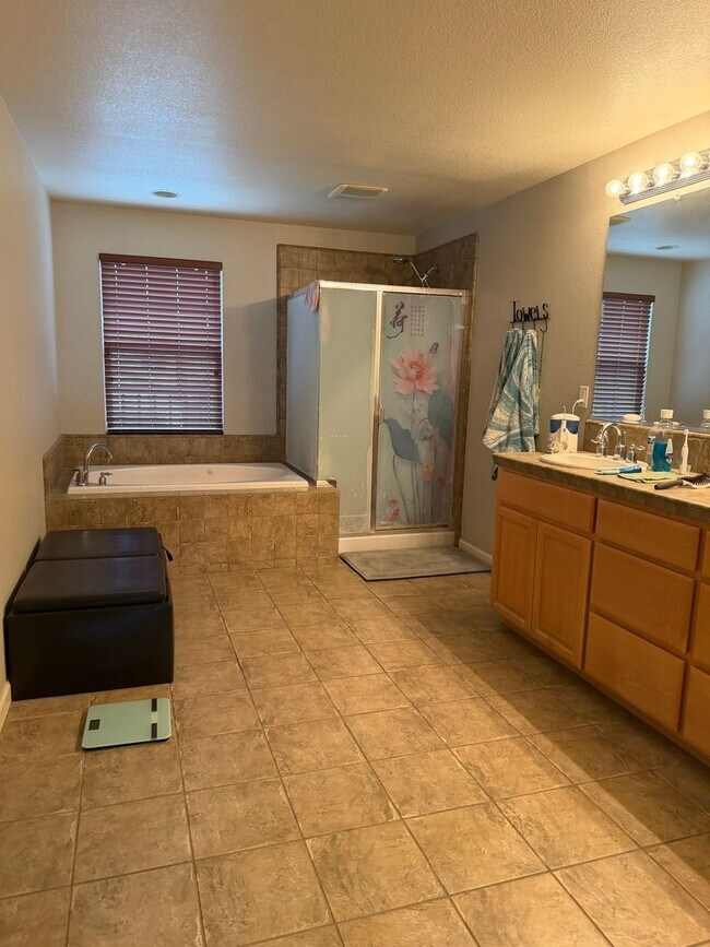 Building Photo - Gorgous 4 bedroom, 3 full bath home with pool