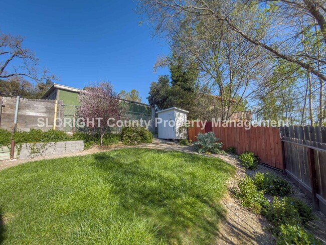 Building Photo - AVAILABLE MARCH - Charming Home with Private Yard in Atascadero - 2 Bed / 1 Bath