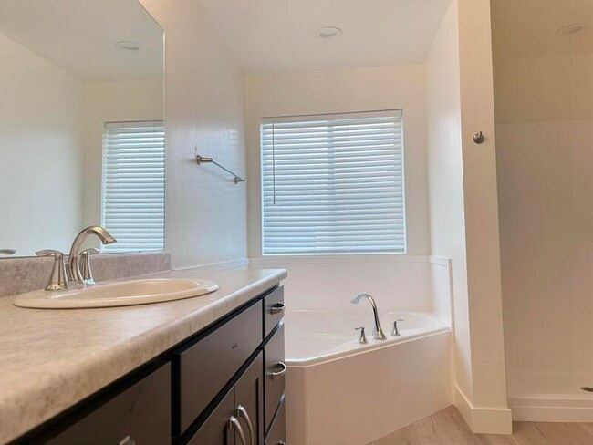 Building Photo - 250 1200 S