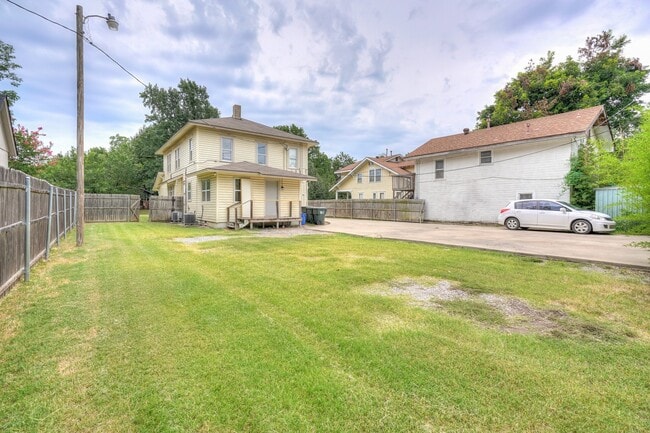 Building Photo - Renovated 3-Bed Gem Minutes from OU & Camp...