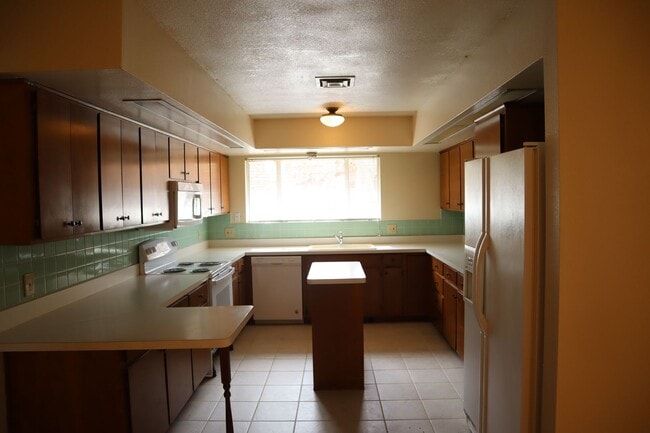 Building Photo - Livable, Lovable, & Avaiable!