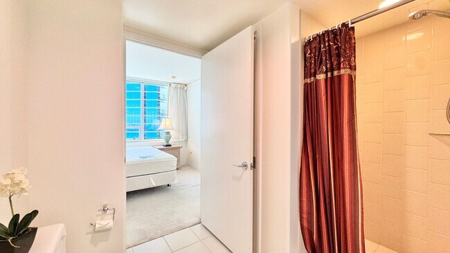 Building Photo - 2 BED/2 BATH FURNISHED UNIT AT HIGHLY DESI...