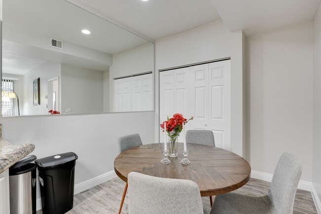 Building Photo - FURNISHED OR UNFURNISHED 2 BED 2 BATH NEAR...