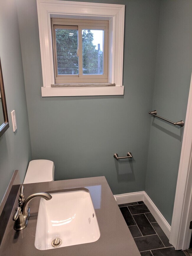 Building Photo - Gorgeous  1BR Condo Near UTK | Parking, On-site Laundry