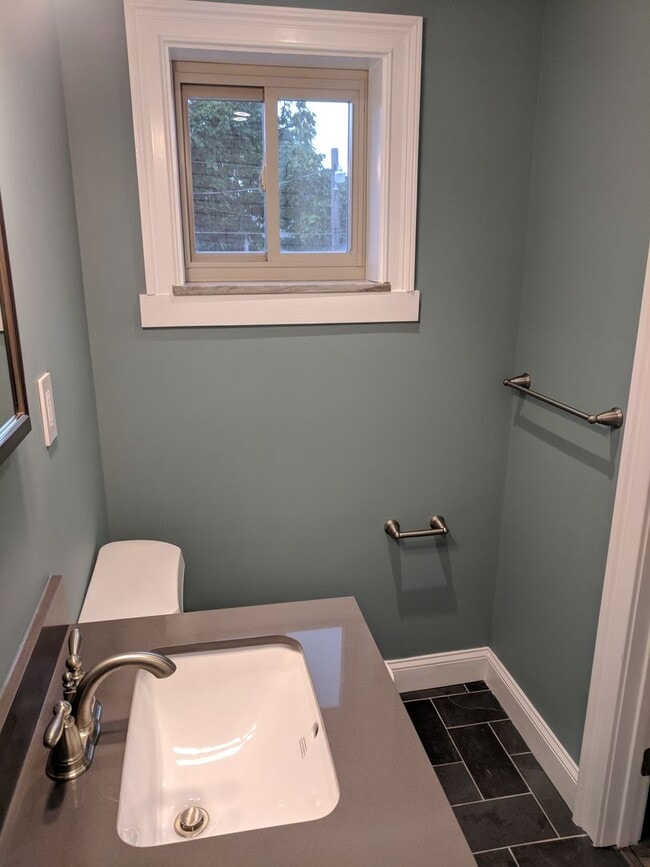 Building Photo - Gorgeous 1BR Condo Walk to Class