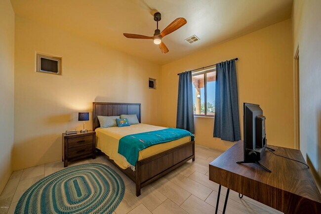 Building Photo - 335 Latigo Way