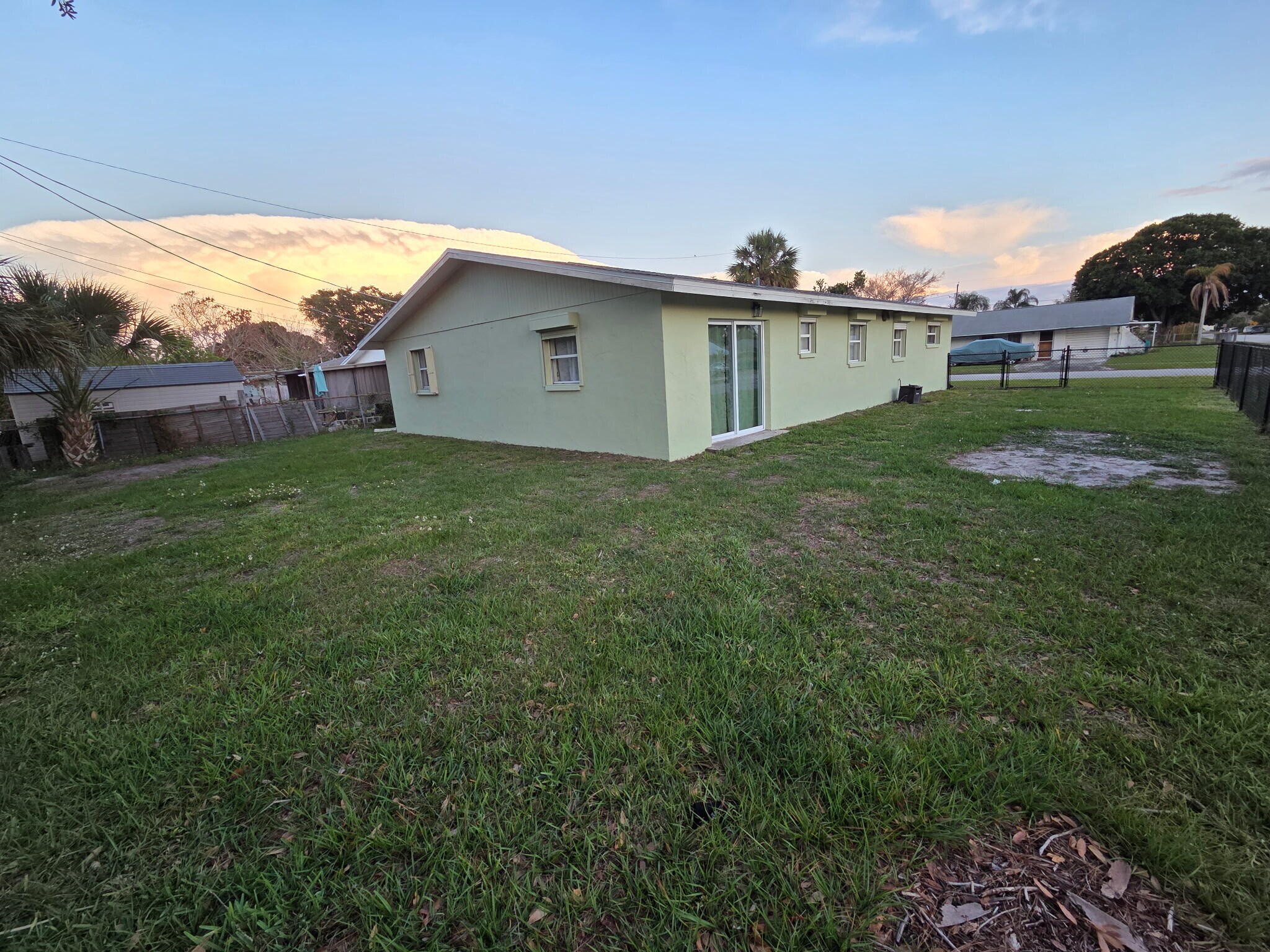 Building Photo - 400 Count St