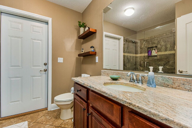 Building Photo - 5 Bed House convenient to Navarre and Hurl...