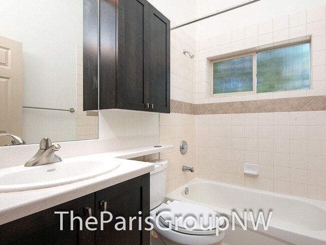 Building Photo - Gorgeous Greenwood Townhome * Walk to Lake...