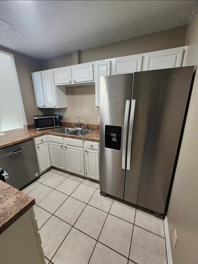 Building Photo - 3 bed 2 bath 2 story townhome, 1 carport