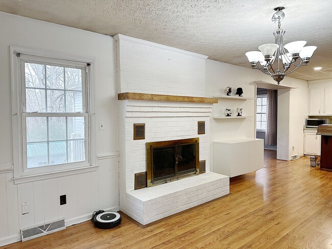 Building Photo - 5 Bed / 3 Bath Home with Finished Basement