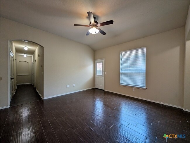 Building Photo - 660 Creekside Cir