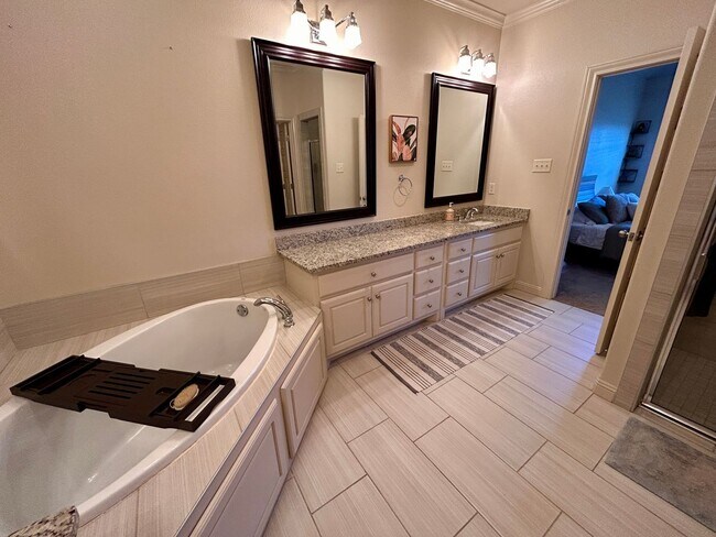 Building Photo - 3 Bed 2 Bath Mid Term Rental