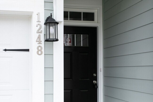 Building Photo - Gorgeous Townhome With Loads of Amenities in Ellis Crossing!