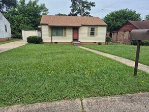 Building Photo - 1712 Pinewood Dr
