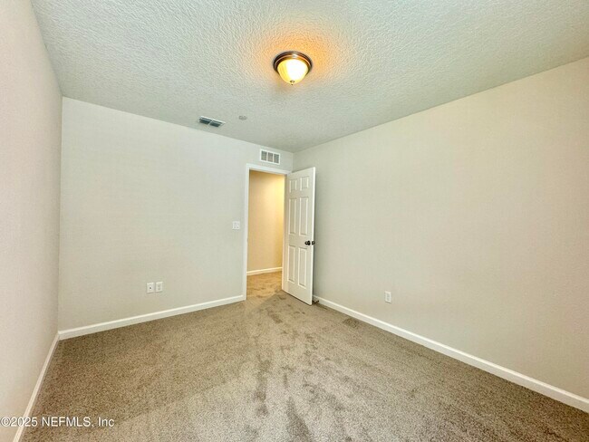 Building Photo - 826 5th Ave S