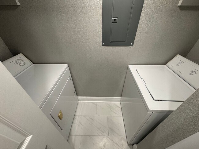 Building Photo - Newly Renovated 2/1 Condo ~ Gated Community near Tuskawilla!