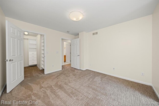 Building Photo - 38282 Saratoga Cir