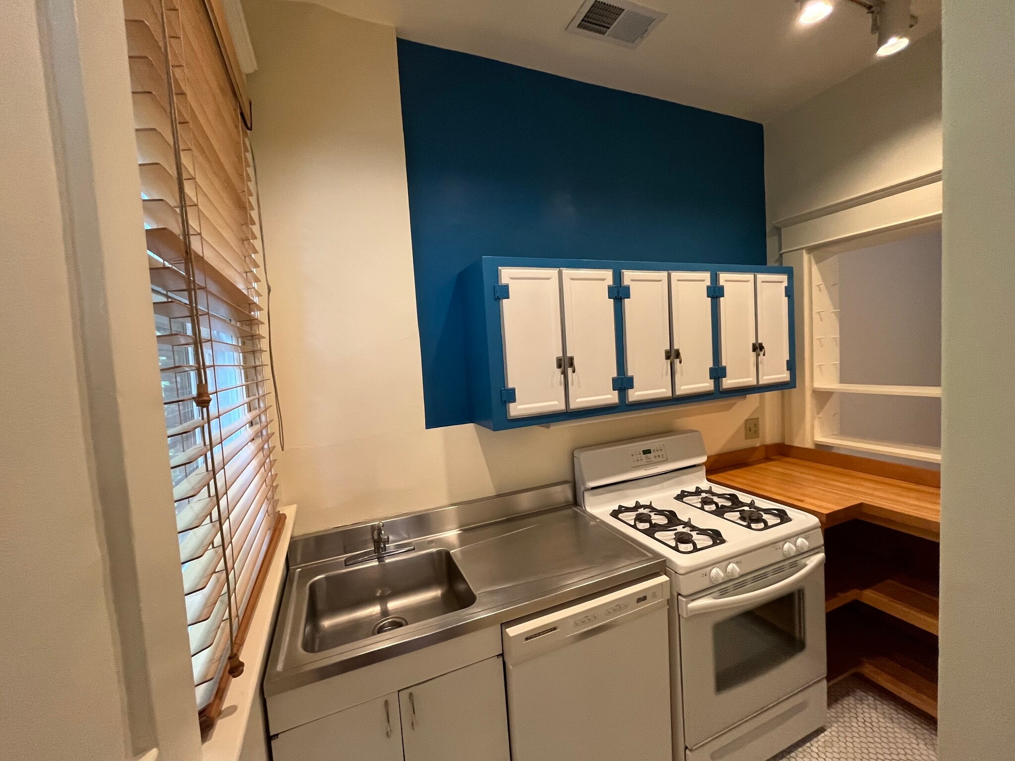 Compact & efficient Kitchen - 18 Avery Dr NE