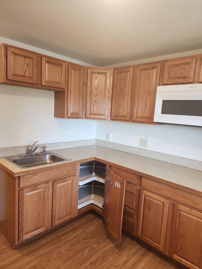 Building Photo - Studio!