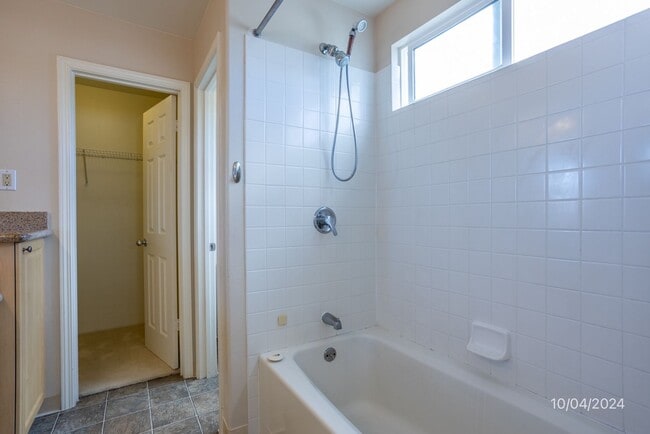 Building Photo - SF 3BR/2.5BA/2car garage in Ocean Pointe w...