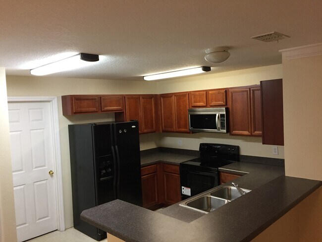 Building Photo - 3 bedroom townhouse in the desired Avalon Park