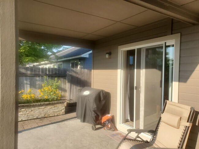 Building Photo - Beautiful 3 bedroom 2 bath home with a great location.
