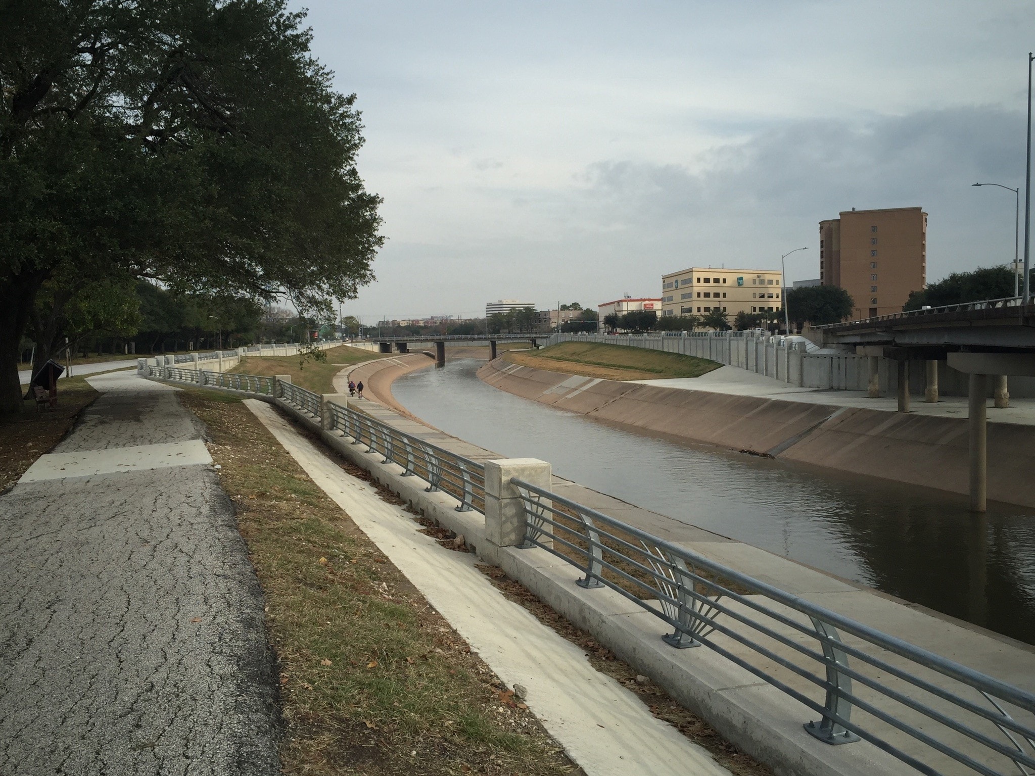 Bayou trail - 2400 N Braeswood Blvd