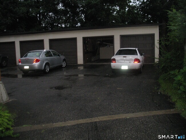 Building Photo - 563 Howe Ave