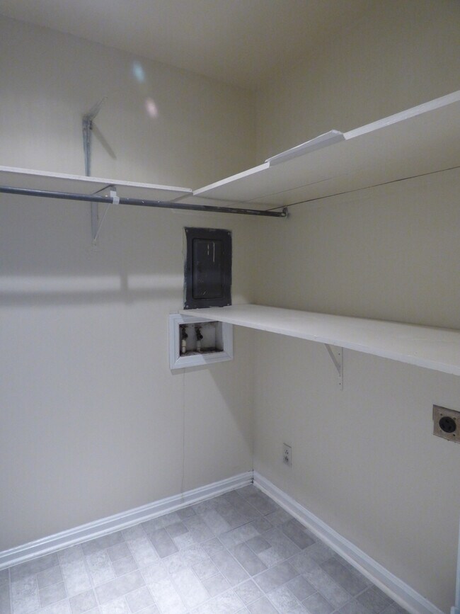 Building Photo - ORR731/733