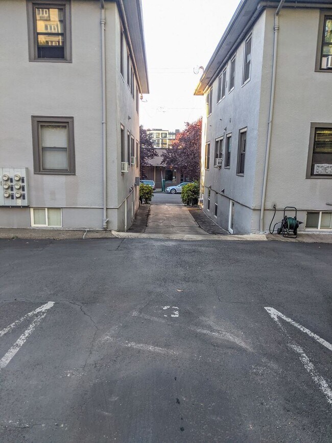 Building Photo - Furnished NW Alphabet district ground leve...