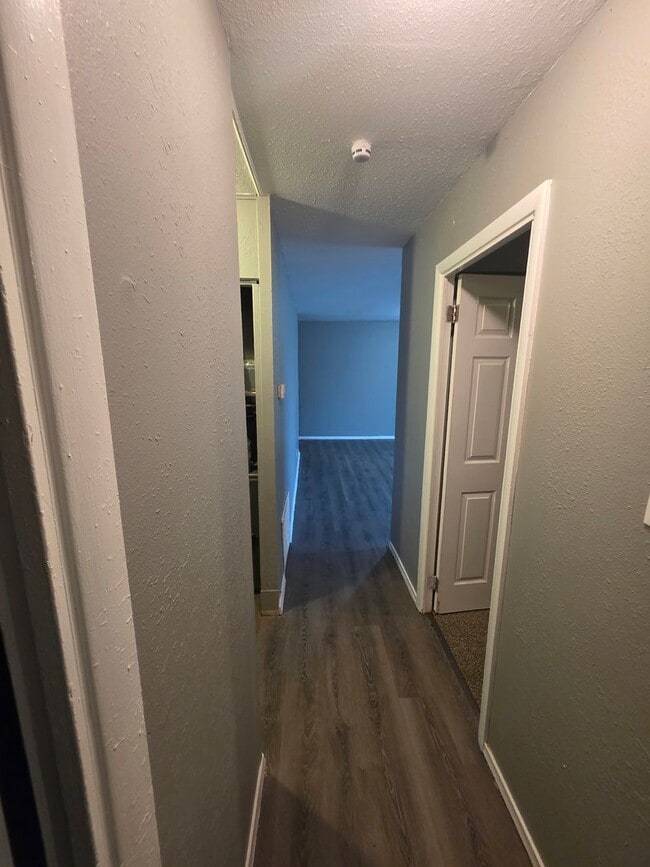 Building Photo - LIMITED TIME**NO APPLICATION FEE**1/2 OFF DEPOSIT**