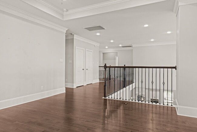 Building Photo - 8550 Ridgepoint Dr