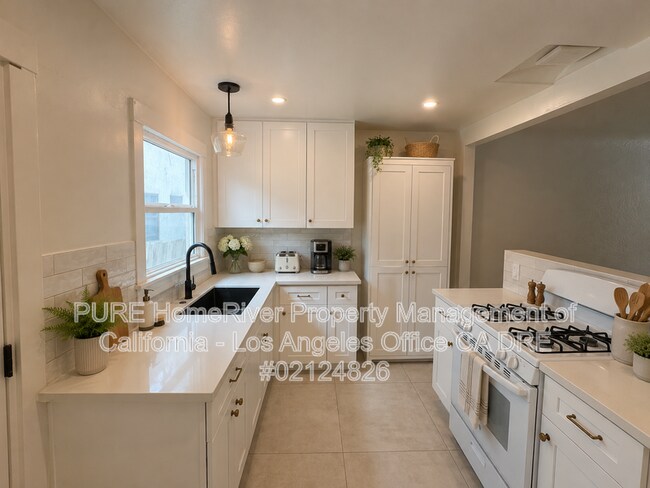 Building Photo - 629 W 23rd St