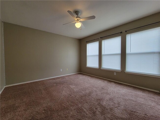 Building Photo - 1061 Canterbury Trail