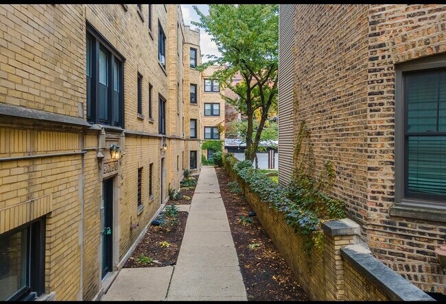 Building Photo - 646.5 W Roscoe St