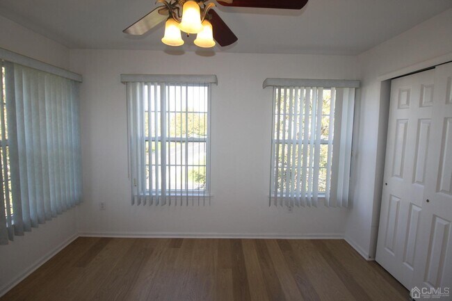 Building Photo - 27 Pin Oak Dr