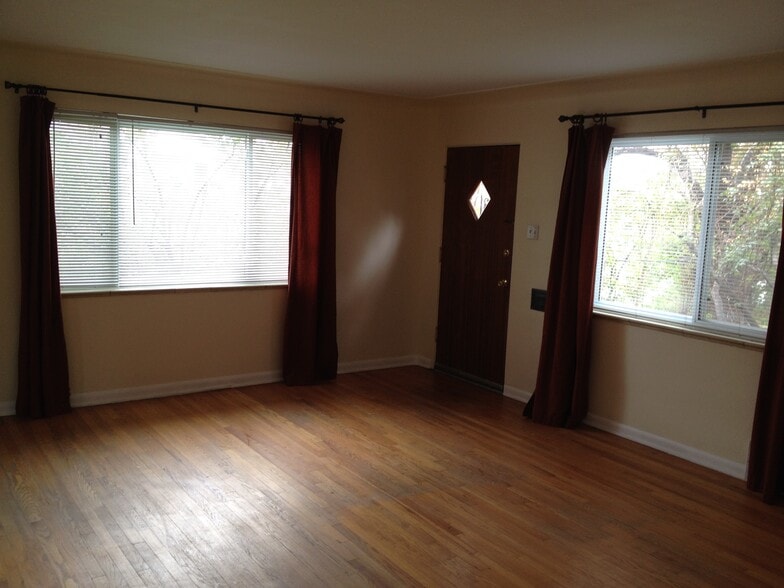 Living room with lots of windows. - 1532 Tamarac St