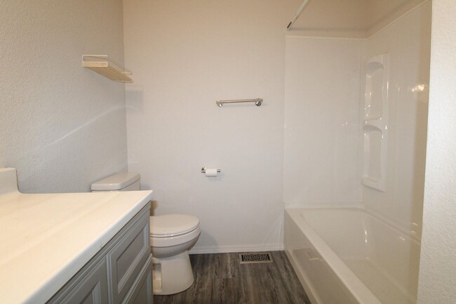 Building Photo - Welcome to this charming 3-bedroom, 2-bath...