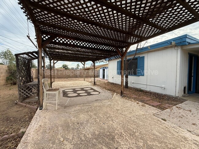 Building Photo - 2332 W Diana Ave