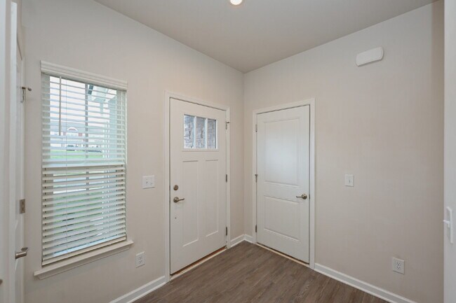 Building Photo - Luxury Townhome in a Prime Goodlettsville Location just Minutes to Nashville!