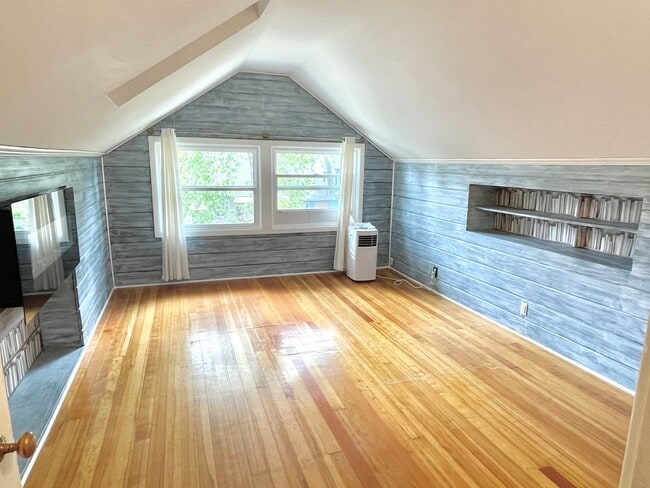 Building Photo - Gorgeous Rose City Park 4 bed Craftsman