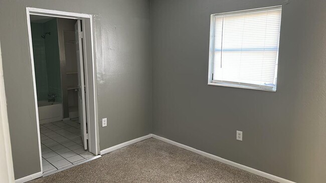 Building Photo - Beautiful & Cozy 4 bedrooms 2 bathrooms property in Sarasota! Apply for FREE This Holiday Season!