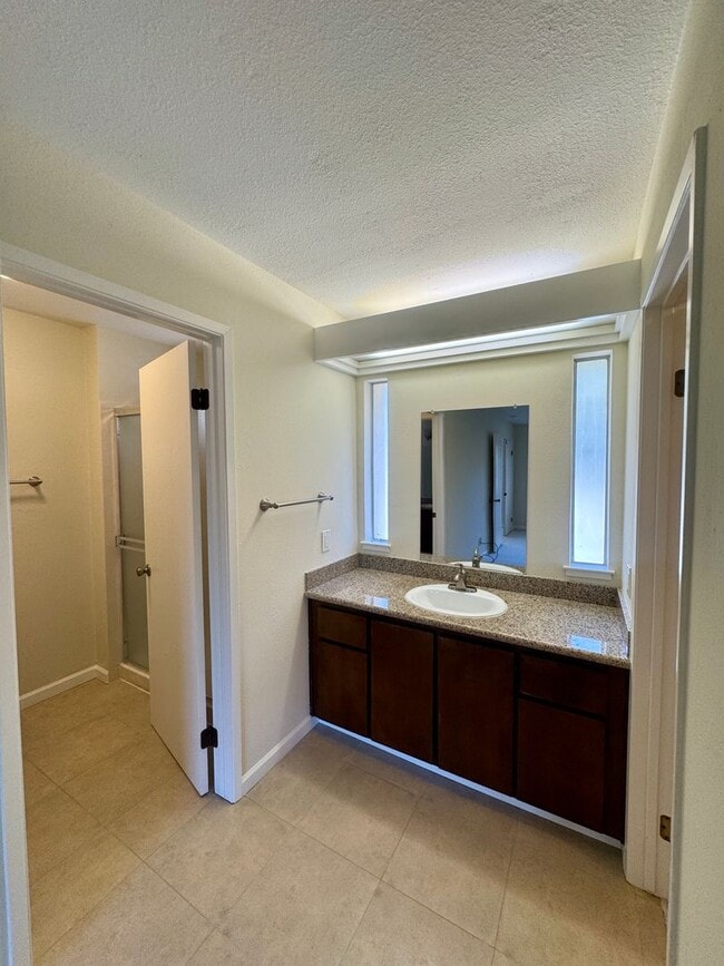 Building Photo - Spacious Townhouse in the Desired Bancroft...