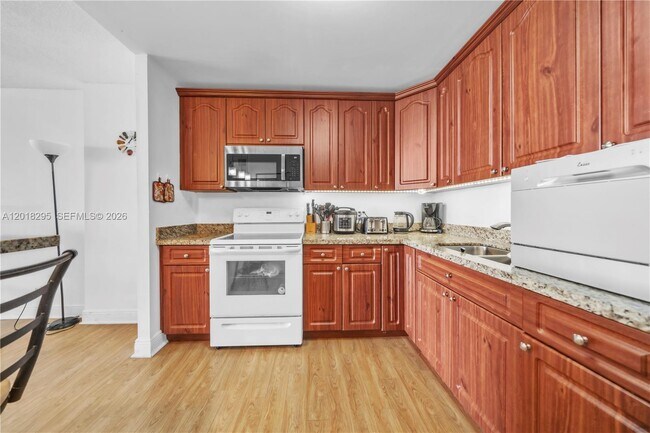 Building Photo - 2101 S Ocean Dr