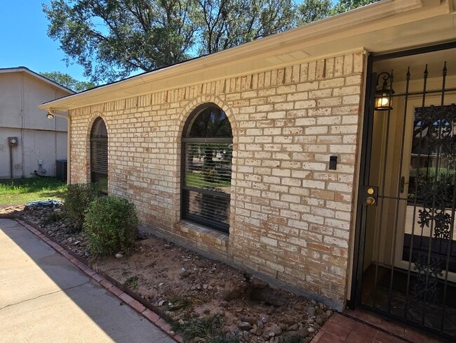 Building Photo - 4055 Cypressdale Dr