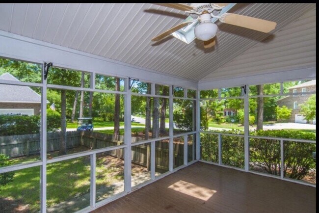 Building Photo - Beautiful Brick Home for Rent – Spacious, Bright & Welcoming